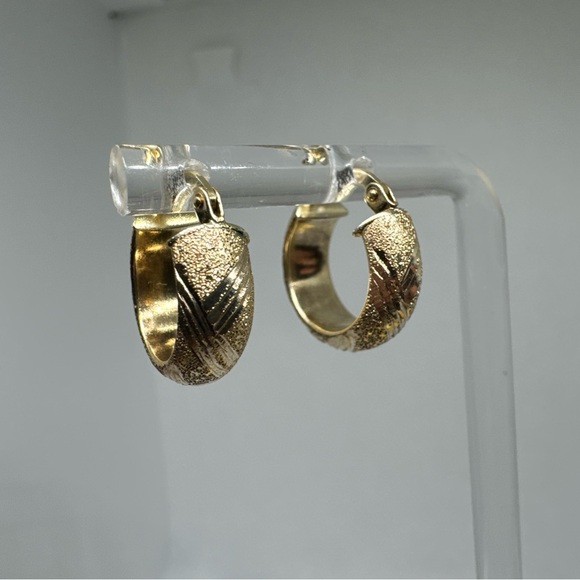 14K Yellow Gold Frosted Diamond Cut Round Hoop Huggie Earrings Italy 2.4g 15mm